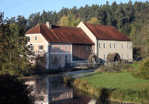 M&auml;rchenerz&auml;hlerin und Kr&auml;uterfrau warten  im Museum auf kleine und gro&szlig;e G&auml;ste