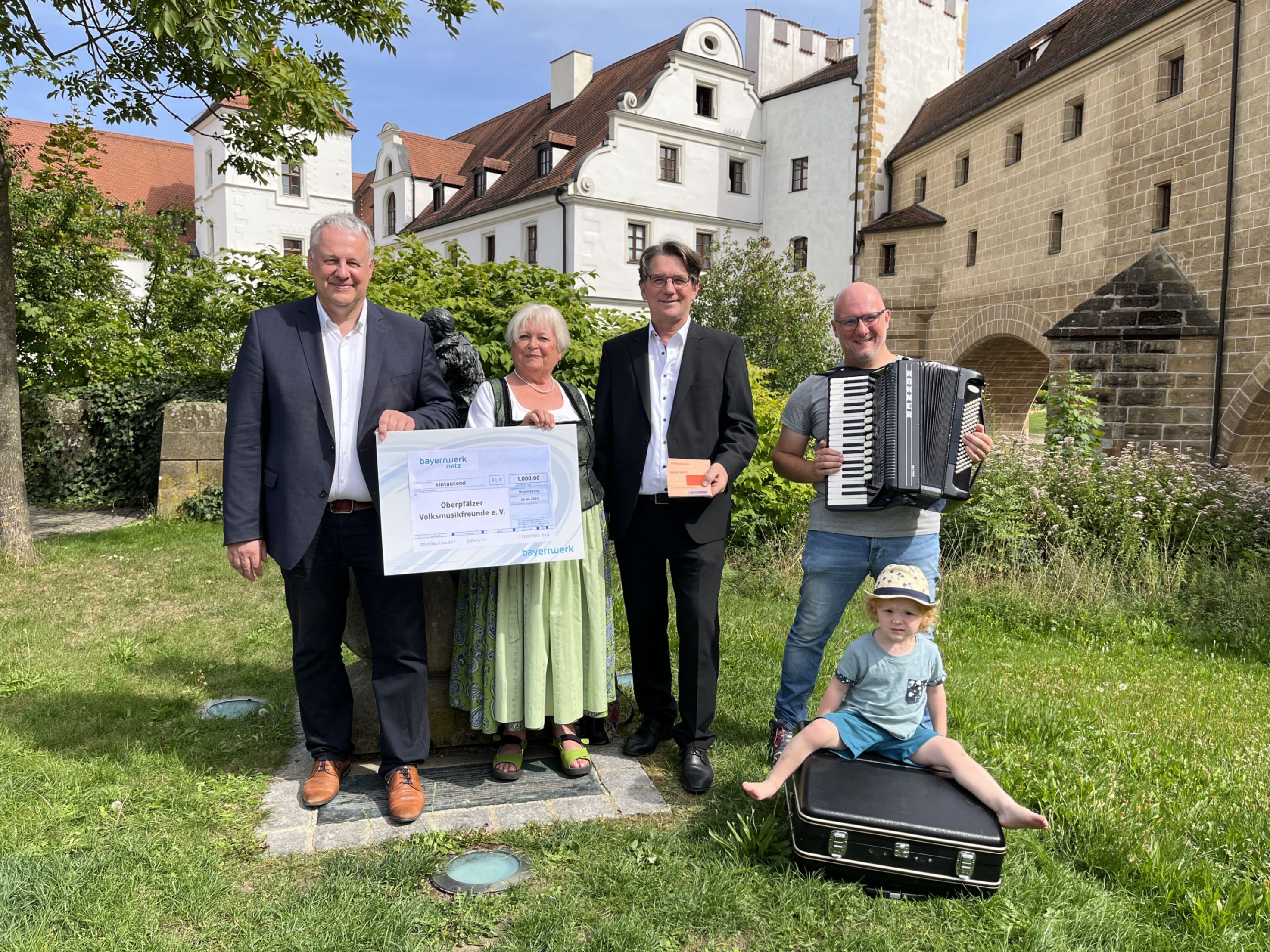 Spende Bayernwerk an Oberpfälzer Volksmusikfreunde