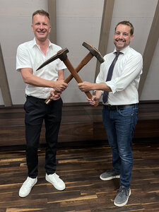 Hubert Zaremba und Dr. Matthias Sch&ouml;berl mit Hammer und Schl&auml;gel_2026