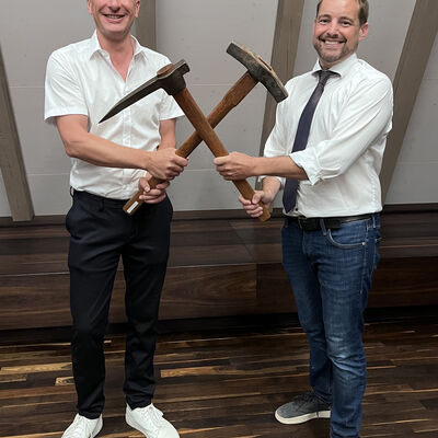Hubert Zaremba und Dr. Matthias Sch&ouml;berl mit Hammer und Schl&auml;gel_2026