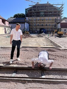 Der neue Museumsleiter Dr. Matthias Sch&ouml;berl h&ouml;rt schon mal genau hin: Im Innenhof von Schloss Theuern nimmt die historische Grubenbahn bald wieder Fahrt auf. Links: Tourismus-Chef Hubert Zaremba.