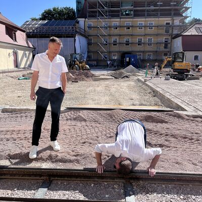 Der neue Museumsleiter Dr. Matthias Sch&ouml;berl h&ouml;rt schon mal genau hin: Im Innenhof von Schloss Theuern nimmt die historische Grubenbahn bald wieder Fahrt auf. Links: Tourismus-Chef Hubert Zaremba.