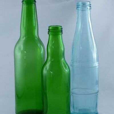 Glasflaschen in den Farben grün und blau